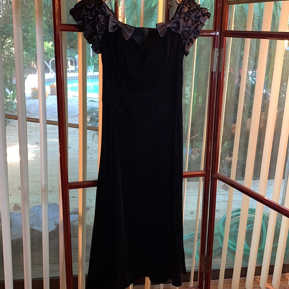 MODA INT’L Evening wear